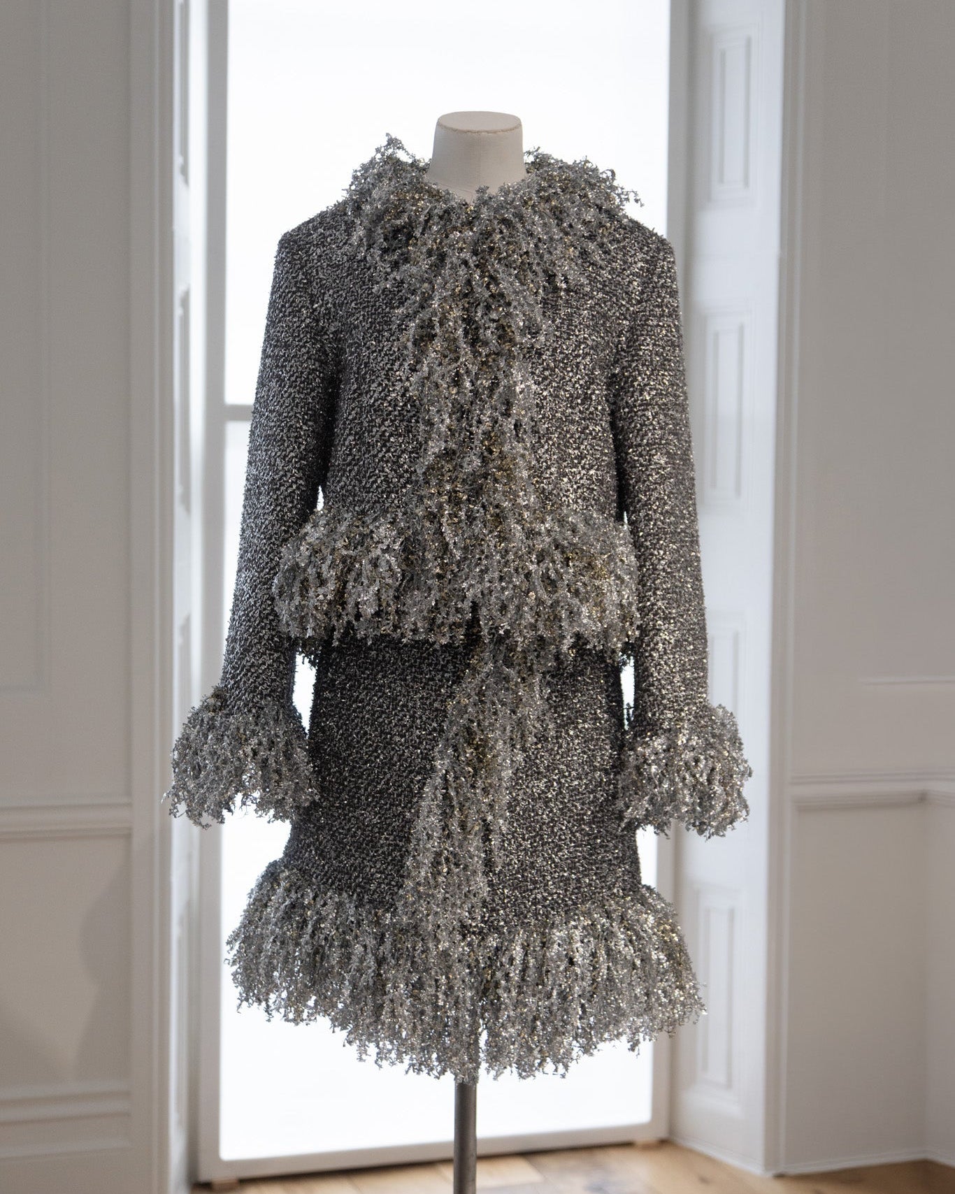 PRE-ORDER/ SILVER METALLIC CROPPED FRINGE JACKET